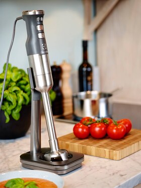 Elegantni štapni blender Immersion uredno stoji na kuhinjskoj radnoj površini