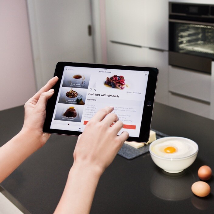 Kuvar koji koristi MyElectrolux iPad aplikaciju