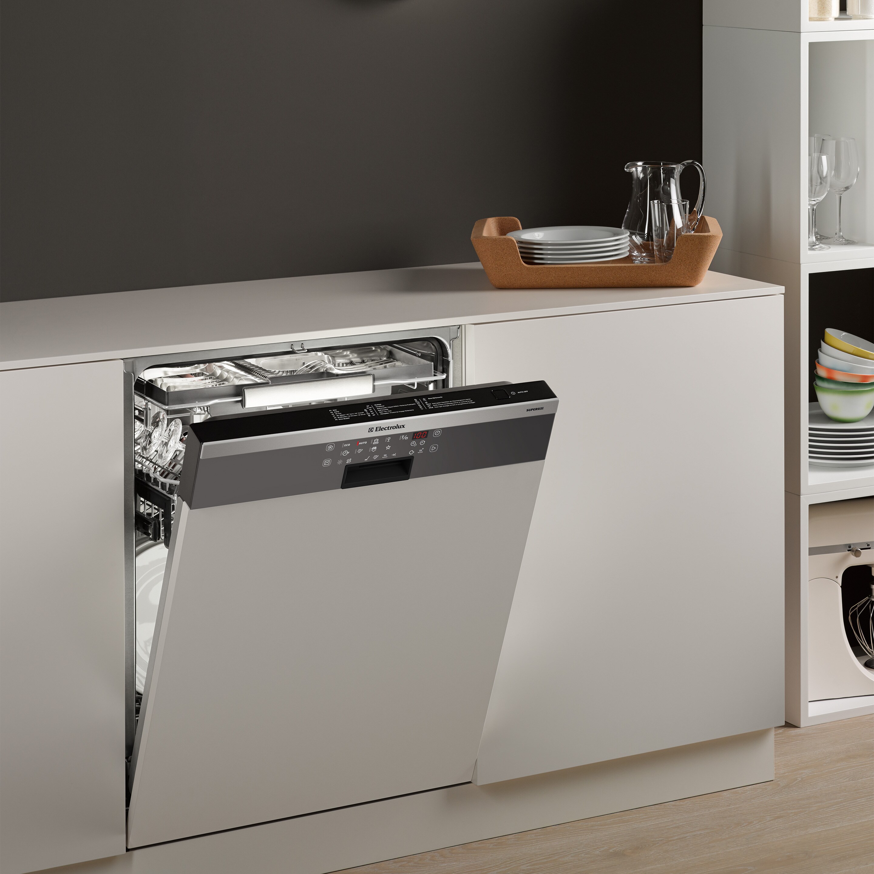Electrolux mašina za pranje sudova u kuhinji