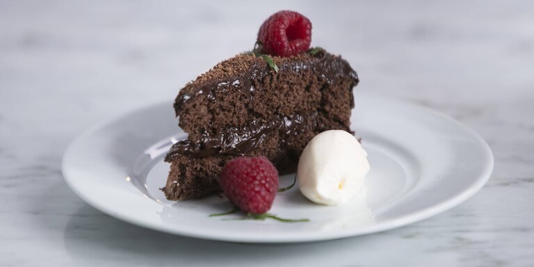 Pufnasta čokoladna torta