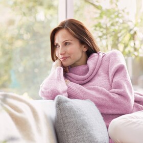 Dama uživa u svom vunenom džemperu