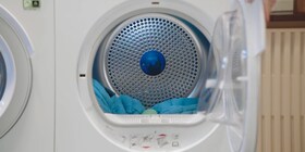 Snimak iz blizine kugle za sušenje veša u Electrolux mašini za sušenje veša