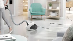 Kabl usisivača UltraSilencer Zen se proteže duž više soba