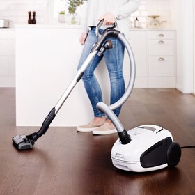 Žena koristi usisivač Happy Vac