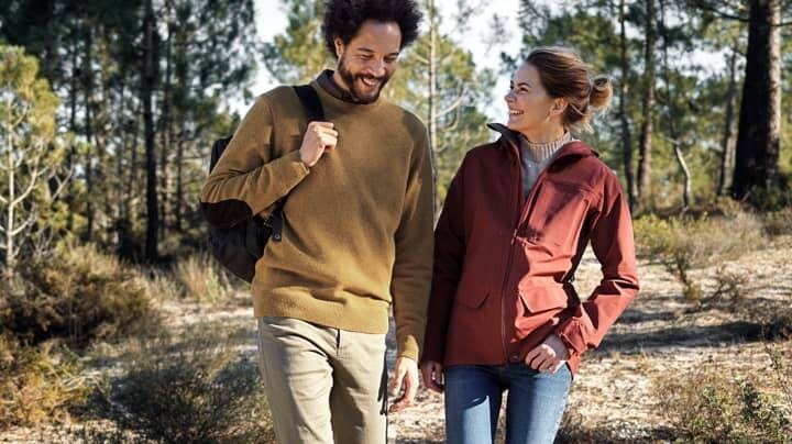 Dvoje ljudi hodaju šumom