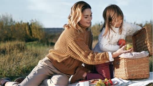 Žena i devojčica na pikniku