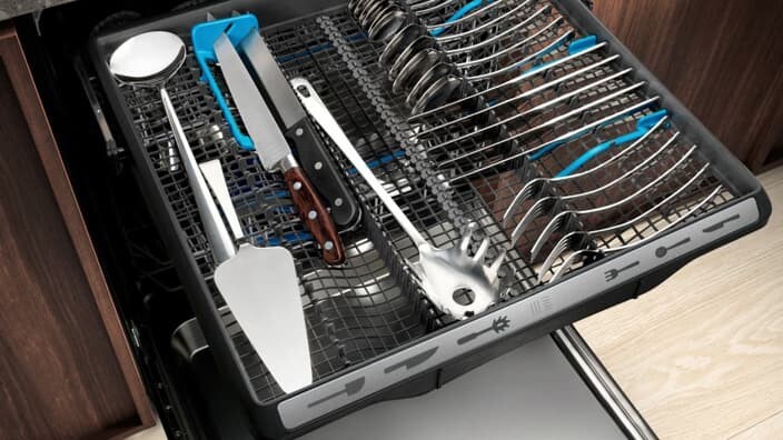 Dishwasher with MaxiFlex drawer