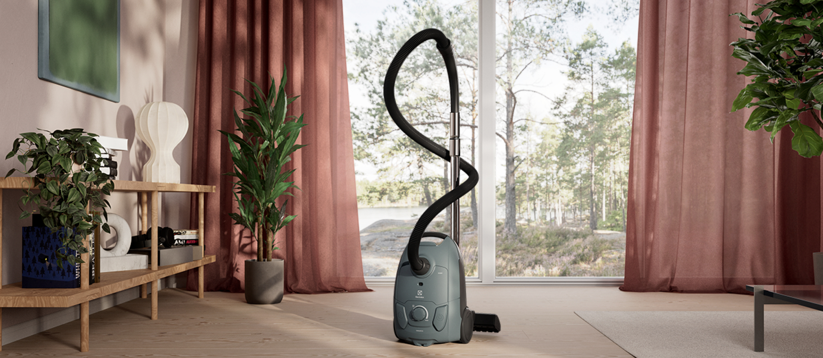 Electrolux usisivač s kesom serije 500 postavljen u svetloj dnevnoj sobi.